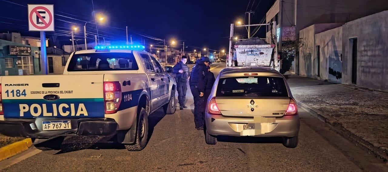 noticiaspuertosantacruz.com.ar - Imagen extraida de: https://adnsur.com.ar/policiales---judiciales/secuestraron-un-auto-y-le-retuvieron-la-licencia-al-conductor-por-manejar-ebrio-en-km-8_a68d7df7376d3d0da09c439a6
