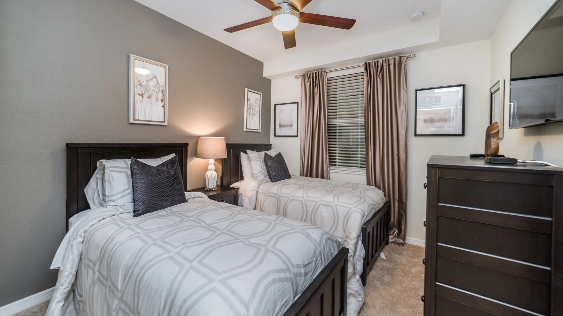 CONDO ROBERT 10