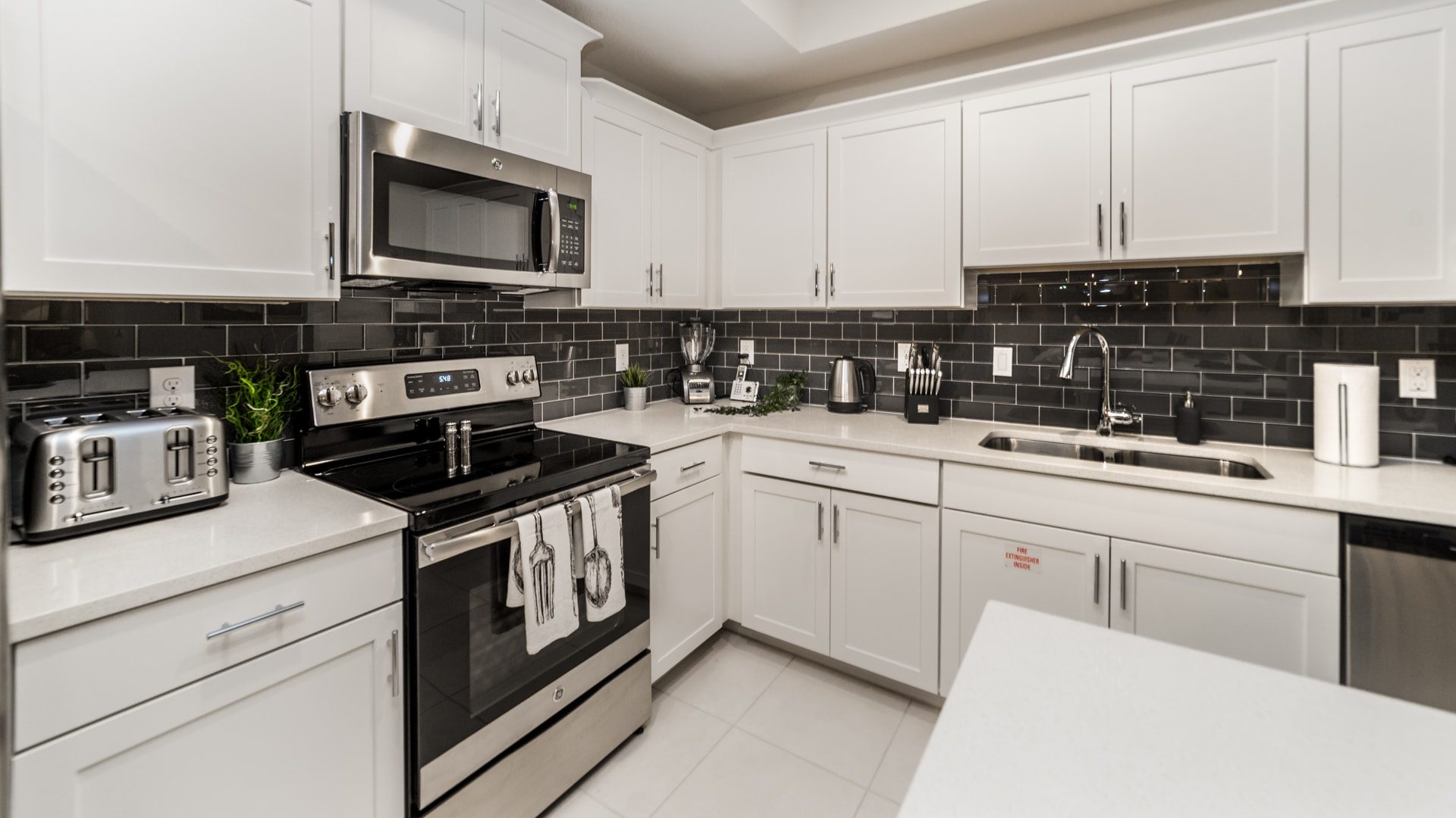 CONDO ROBERT 7
