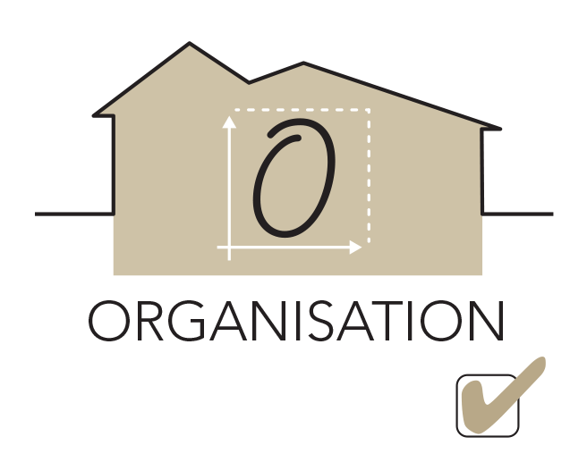 Logo de fin de chapitre pour l’étape Organisation de la méthode ADORE, représentant une maison stylisée avec des flèches et des repères de mesure, symbolisant la structuration et l’optimisation de l’espace avant l’aménagement.