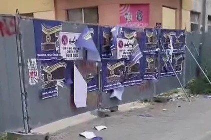 Na godišnjicu Srebrenice postavljeni plakati sa porukom o Mladiću, građani ih uklonili