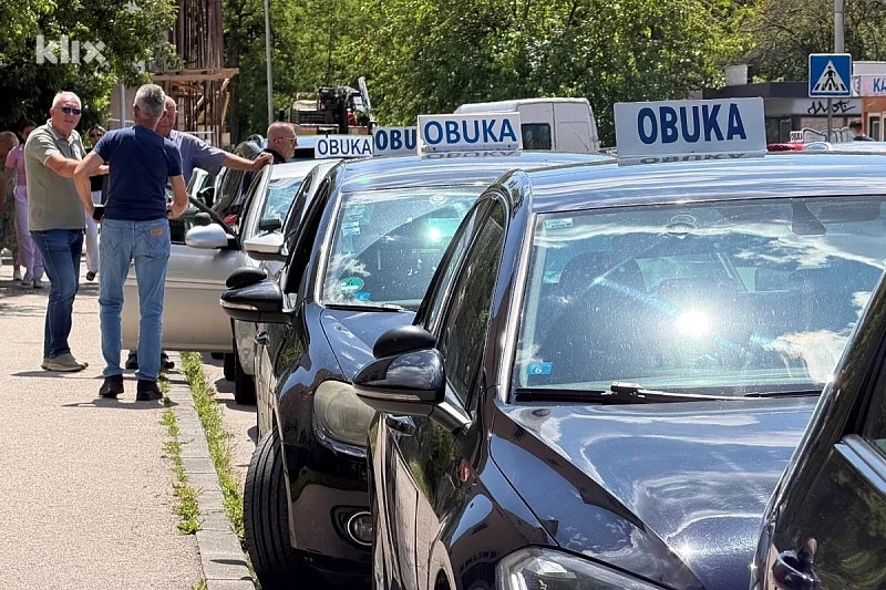 Dva mjeseca bez dogovora, sada ponovo protest: Šta se dešava sa polaganjem vozačkog u Tuzli