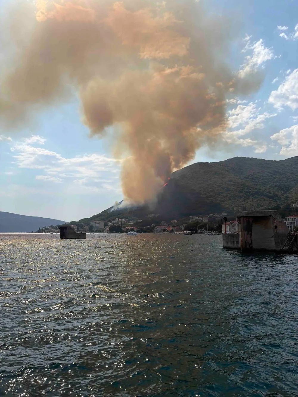 Dramatično popodne u Baošićima: Sve raspoložive snage pokušavaju da stave požar pod kontrolu