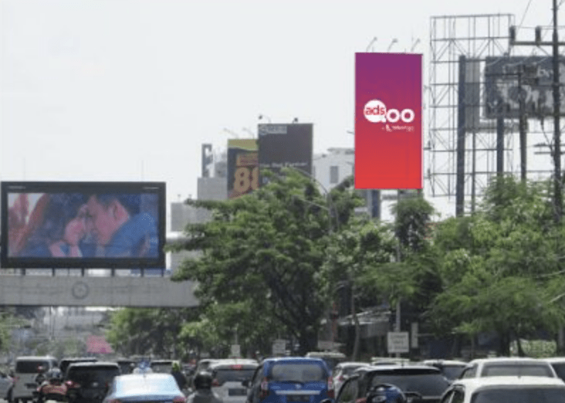 Warga Surabaya Nyalakan Kembang Api 2026 di Tunjungan dan Embong Malang