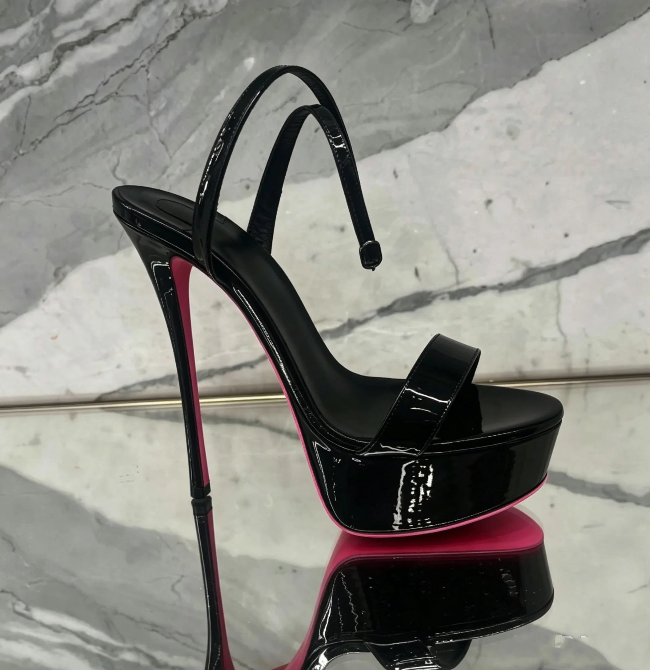 Sandali con tacco a spillo e plateau in pelle metallizzata, sexy, oro rosa, Estate 2026, tacchi alti, punta aperta, scarpe di lusso firmate per feste e regali. Sandali con tacco a spillo e plateau in pelle metallizzata, sexy, oro rosa, Estate 2026, tacchi alti, punta aperta, scarpe di lusso firmate per feste e regali.