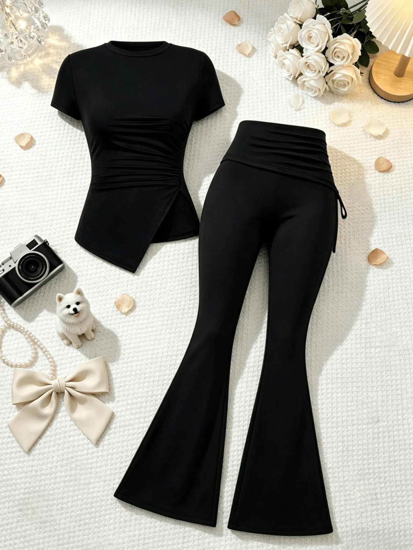 Set 2 Pezzi da Donna: T-shirt a Maniche Corte con Scollo Rotondo e Dettaglio Arricciato Laterale, e Pantaloni a Vita Alta con Pieghe e Coulisse Laterale, Modello Svasato, Nero Tinta Unita, Taglia S Set 2 Pezzi da Donna: T-shirt a Maniche Corte con Scollo Rotondo e Dettaglio Arricciato Laterale, e Pantaloni a Vita Alta con Pieghe e Coulisse Laterale, Modello Svasato, Nero Tinta Unita, Taglia S