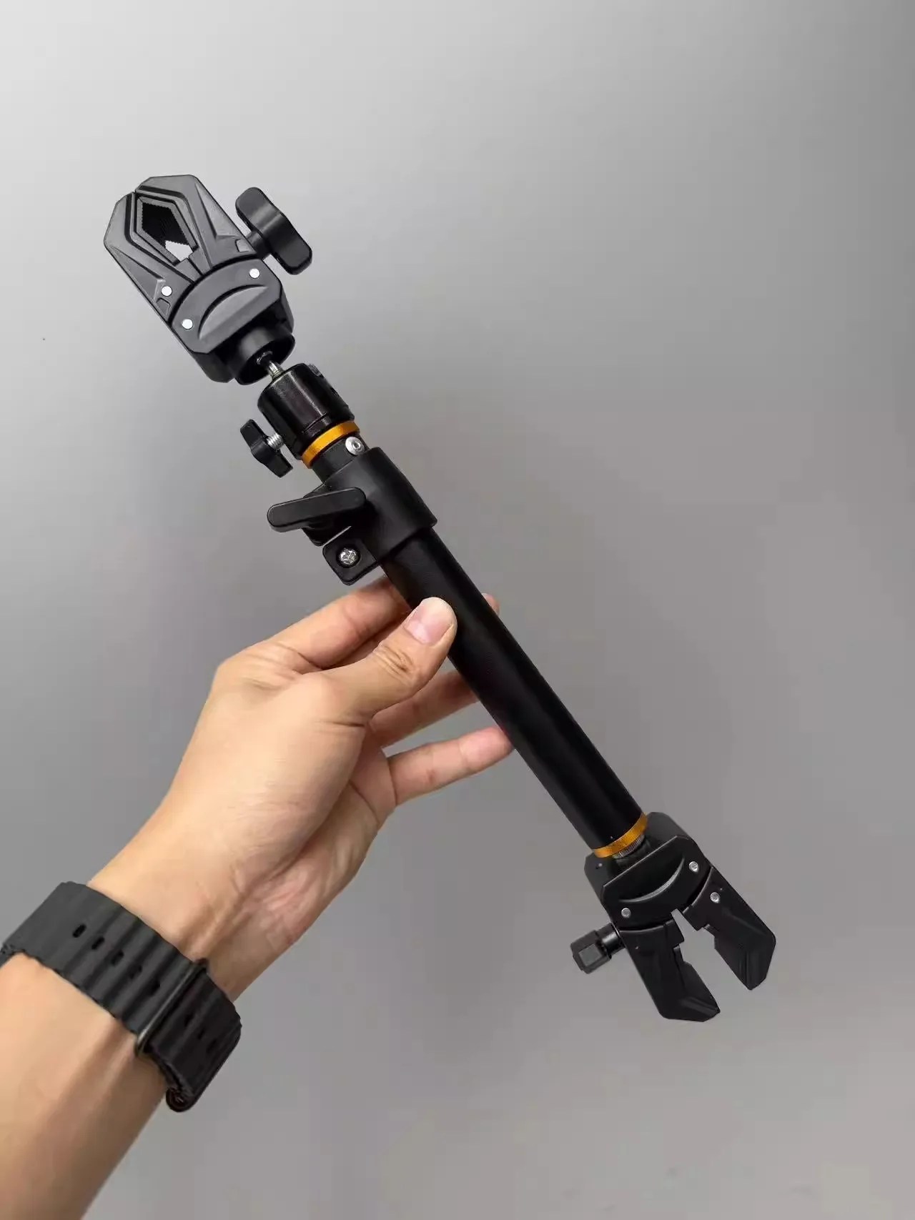 Palo de selfie con doble cabezal y mecanismo de sujeción reforzado, con clip fijo, varilla telescópica extensible, gimbal universal de 360 grados. Palo de selfie con doble cabezal y mecanismo de sujeción reforzado, con clip fijo, varilla telescópica extensible, gimbal universal de 360 grados.