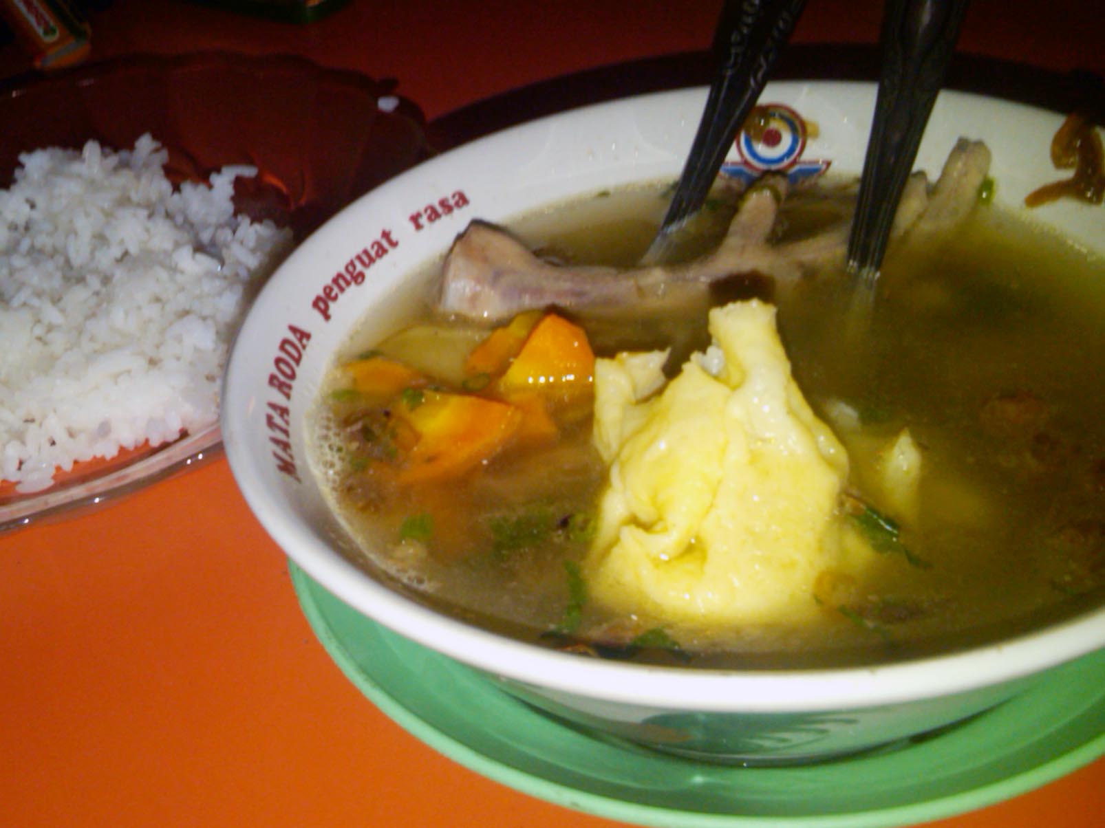 Berbahan dasar nangka muda, di masak dengan berbagai bumbu dan santan hingga menghasilkan rasa yang legit. Sepuluh Kuliner Jalanan Khas Yogyakarta Against The Distance