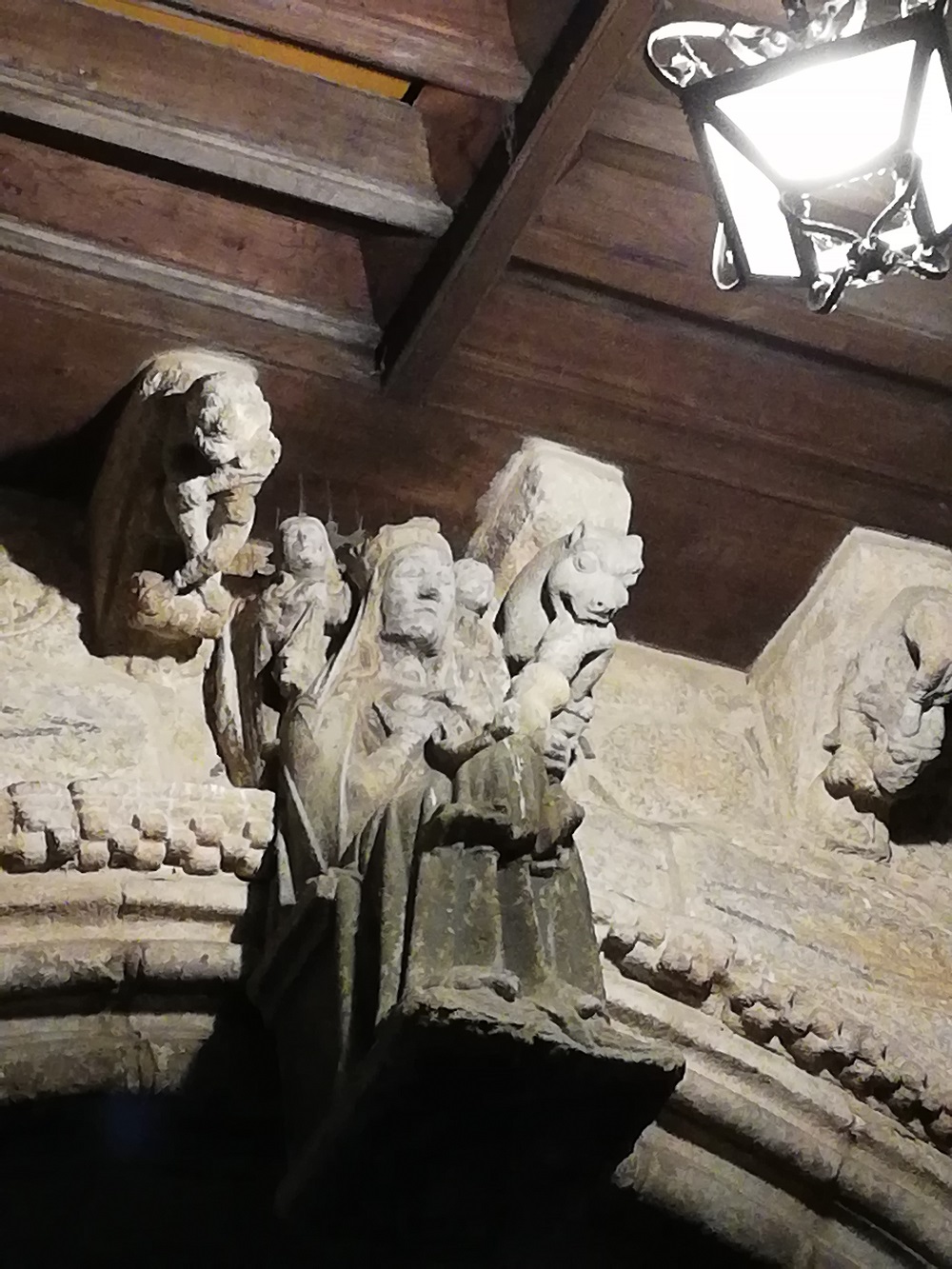 Detalle de María amamantando a Jesús.