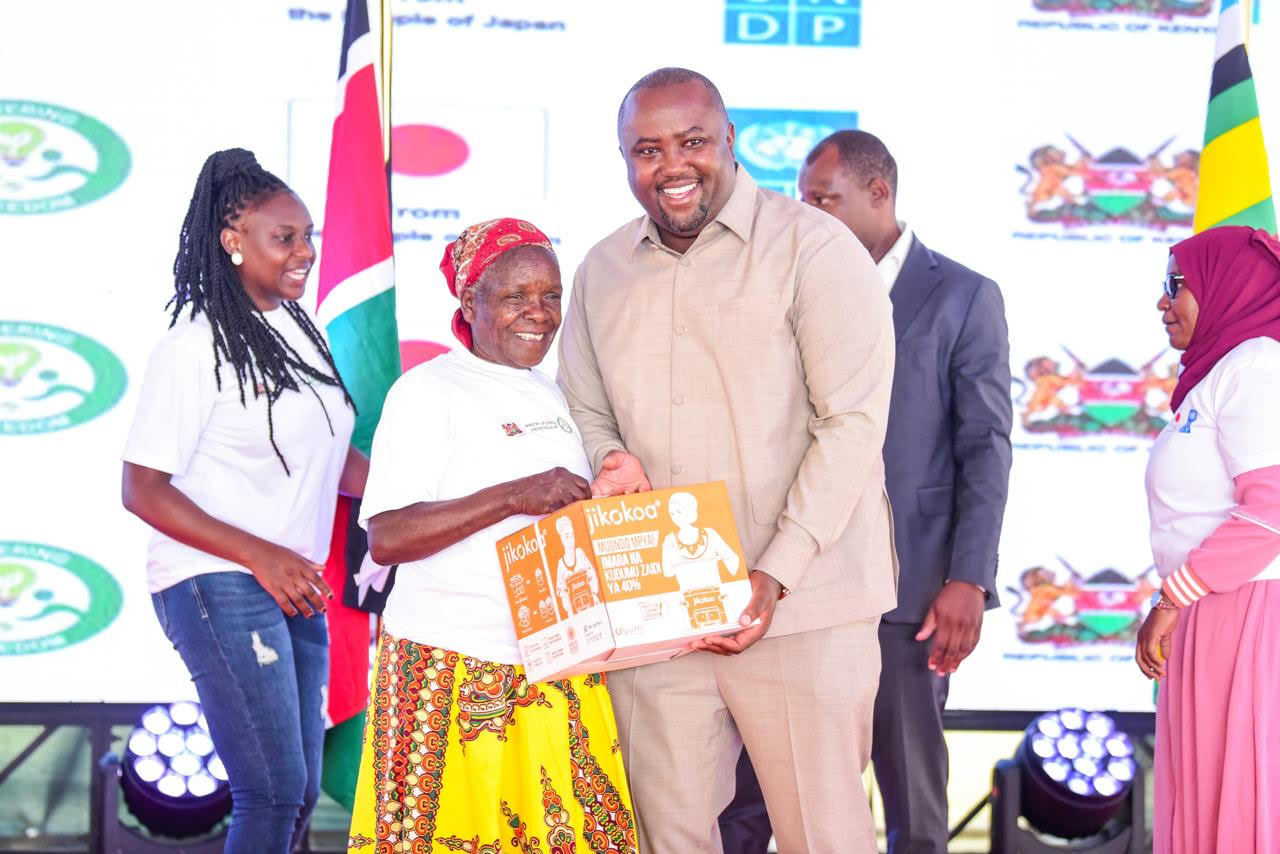 Energy PS, Alex Wachira, giving a resident energy saving jiko in Nanyuki on Friday, February 2, 2024.
