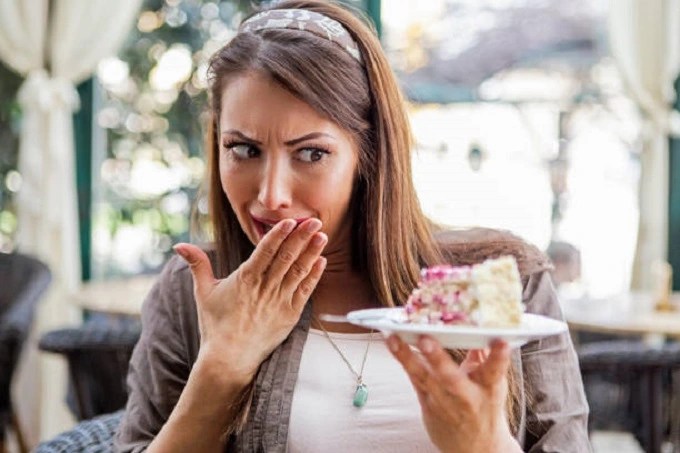 Deipnophobia: why am I scared to eat in front of others? - Afrinik