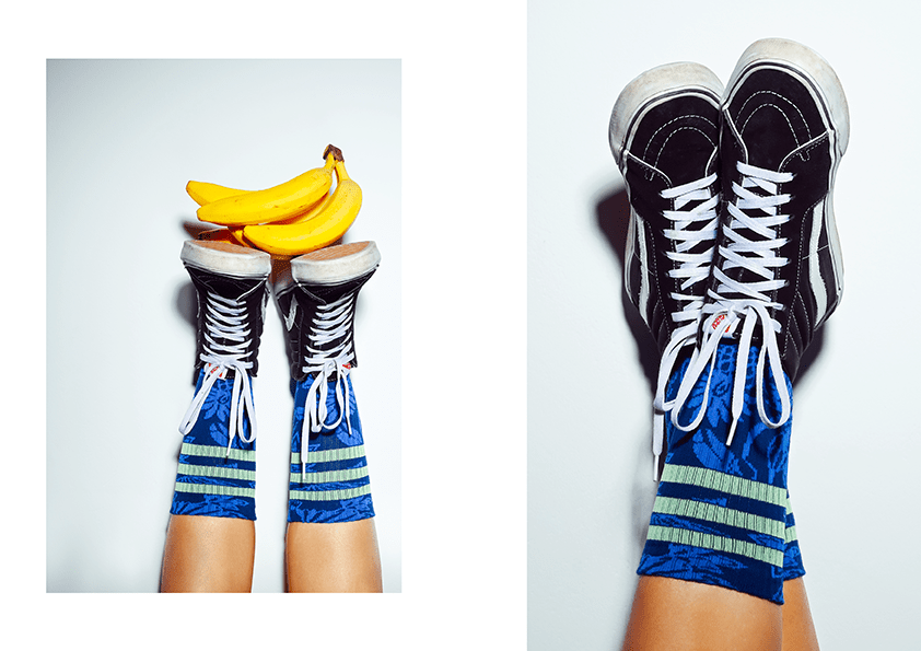 zwei Bilder wo die Füße in die Luft gestreckt sind vor einer weißen Wand. Die Füße tragen blaue adidas Socken und schwarze Vans. bei dem linken Bild liegen Bananen auf den Schuhsolen