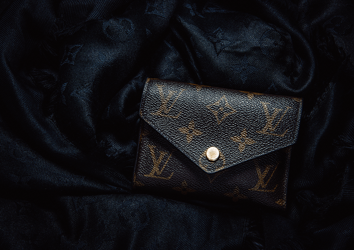 louis vuitton gelbeutel auf schwarzem louis vuitton tuch