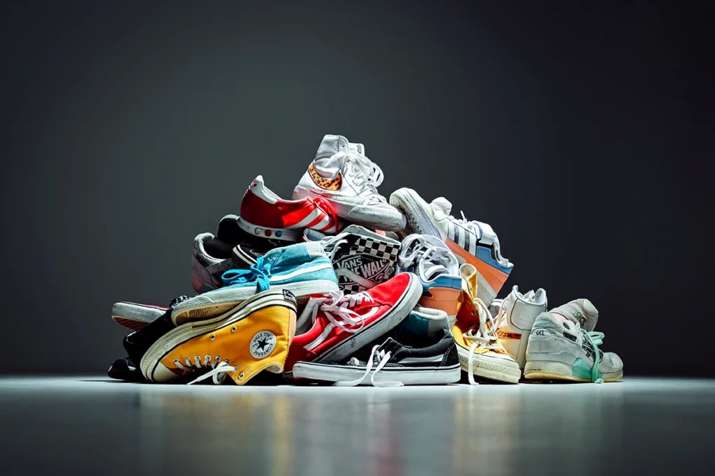 Viele Sneaker auf einem Haufen, Vans und Allstars