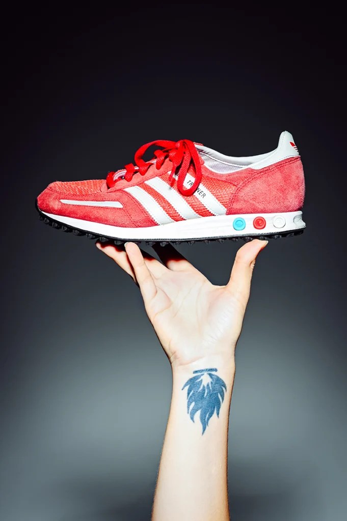roter adidas sneaker auf der hand
