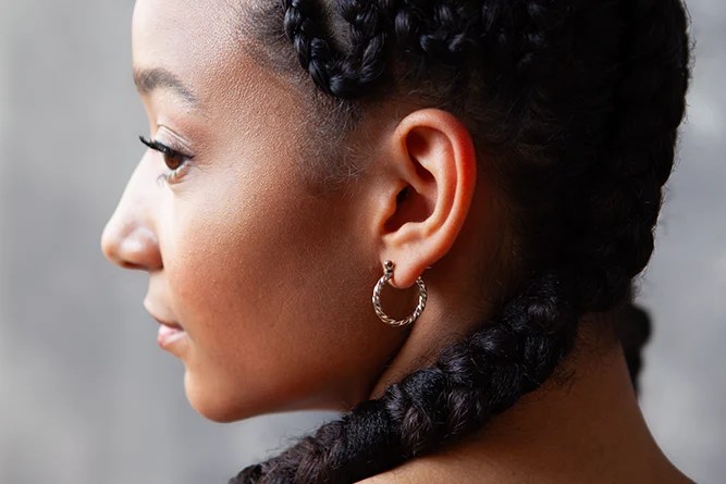 Afrikanische Frau im Profil fotografiert