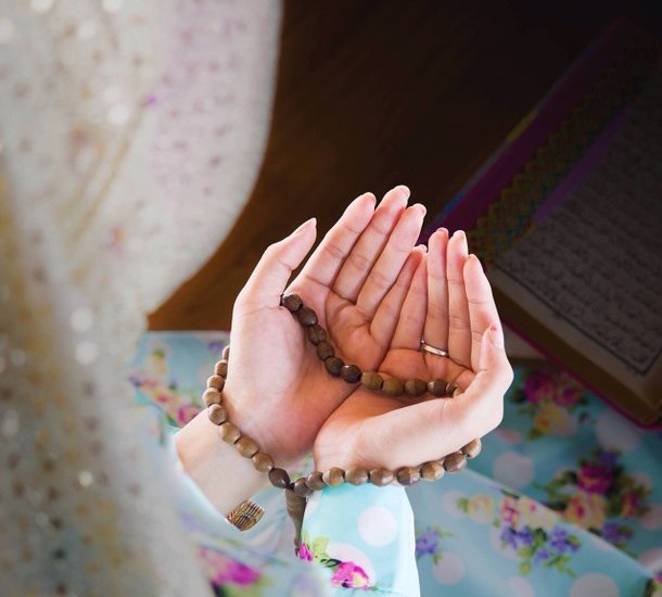 صور بنات تدعي , بنات بتدعي بكل ما في قلوبهم عجيب وغريب