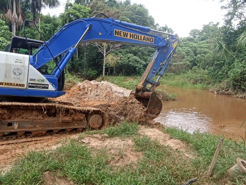 Acre – Em Cruzeiro do Sul, Deracre e Saneacre trabalham na limpeza da estação de captação do Igarapé São Salvador