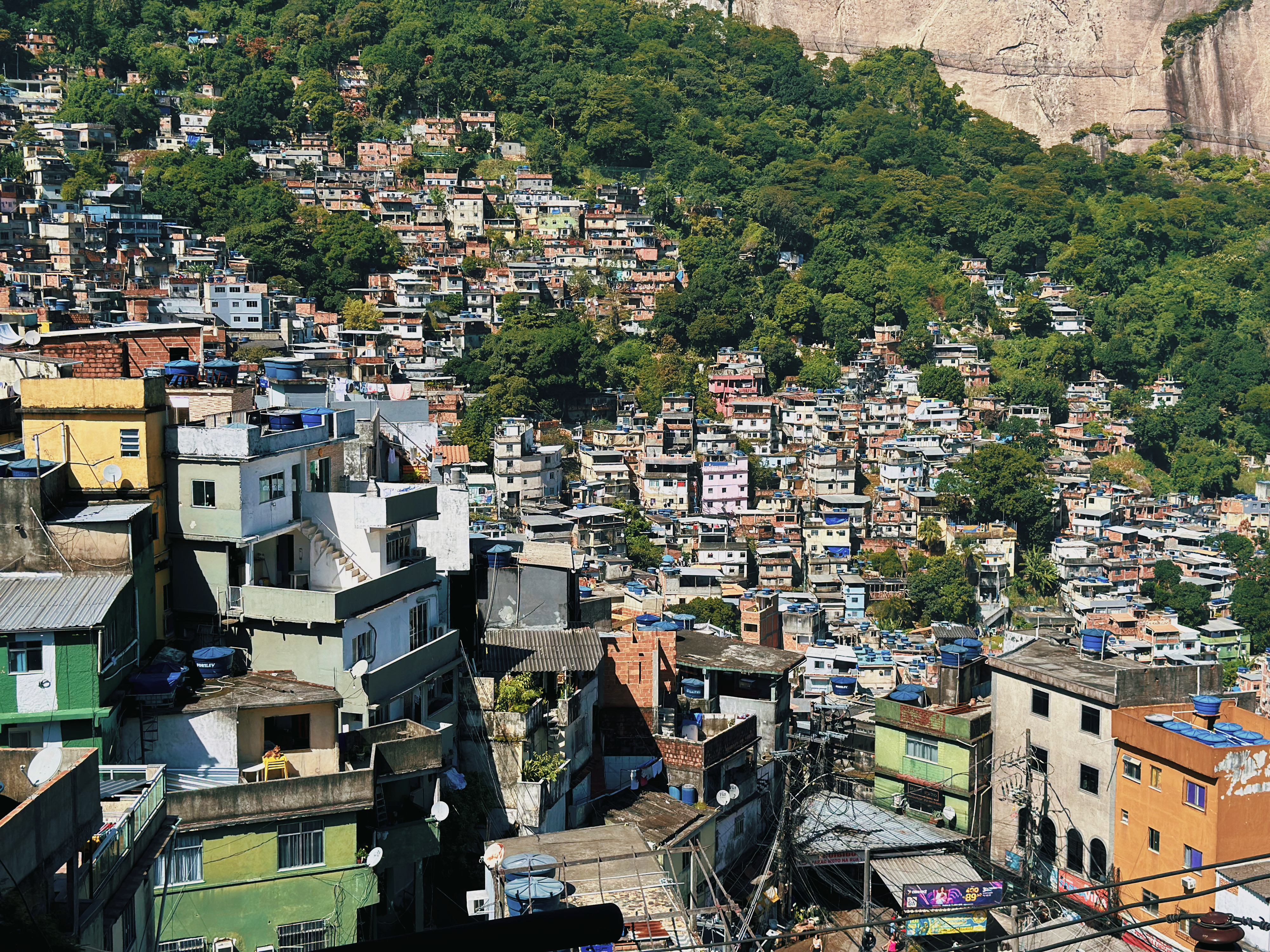 Como drones, lajes e guias locais estão redesenhando o turismo nas favelas do Rio