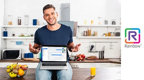 Homme assis sur un bureau avec PC portable sur les jambes