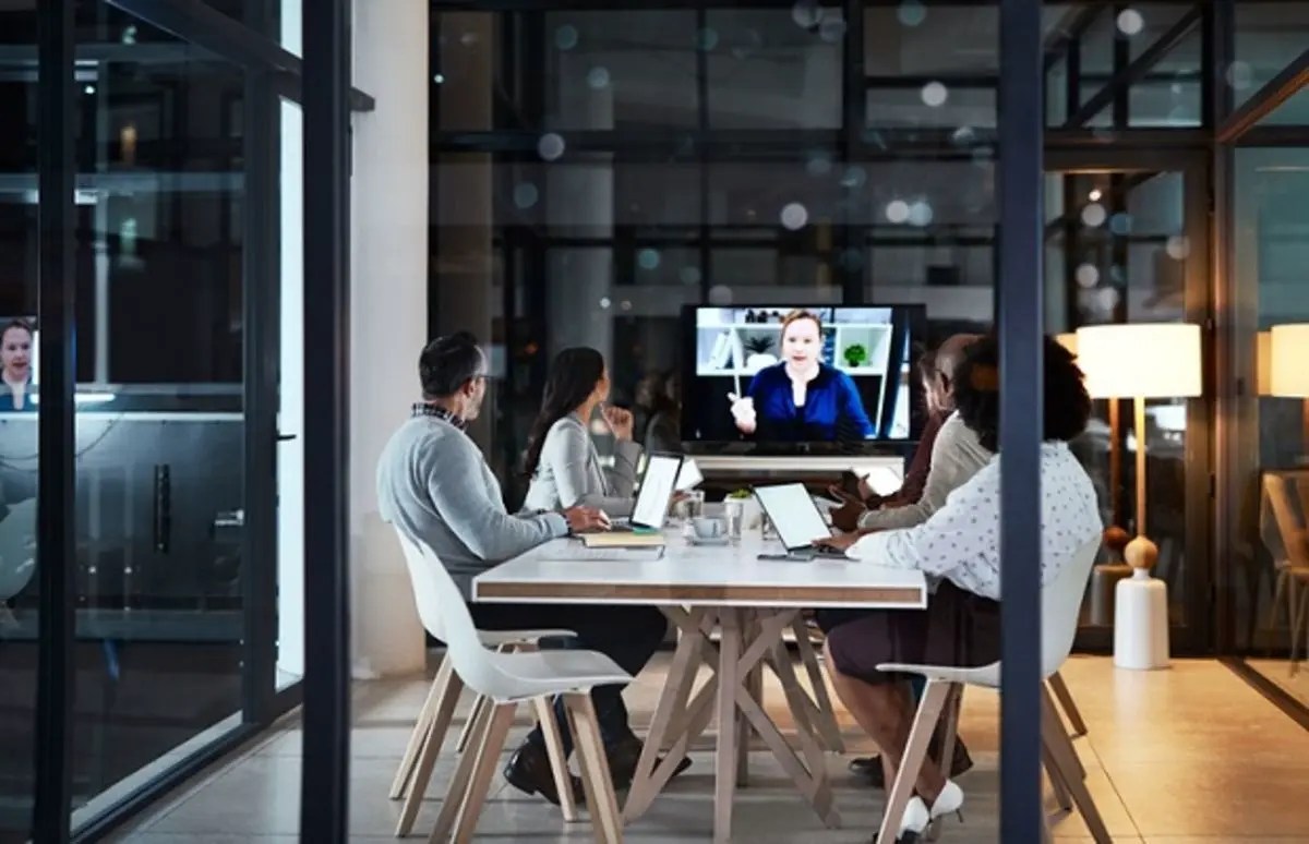 Salle de réunion avec une solution de visioconférence