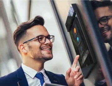 Homme parlant à un portier interphone