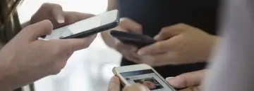 3 Smartphones mobile tenu par des mains