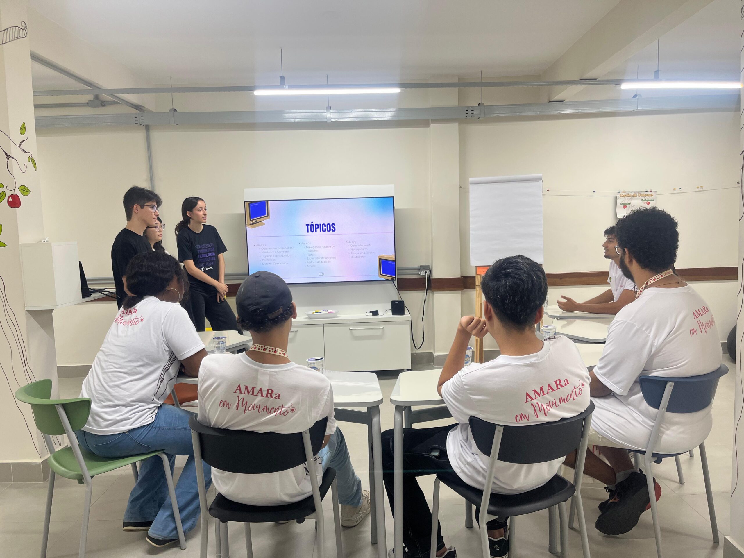 Universitários da Facens dão oficinas de informática para jovens do Projeto Grande Aprendiz, no Instituto Dona Mara