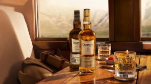 Whisky Dewar’s transforma bares de São Paulo em roteiro de viagem com passaporte de drinks colecionável