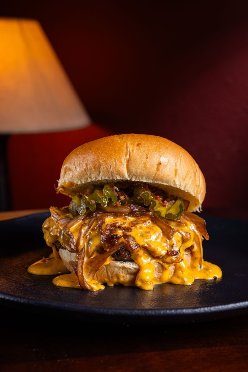 Cão Véio São José dos Campos celebra um ano com novidades no cardápio e promoções especiais 