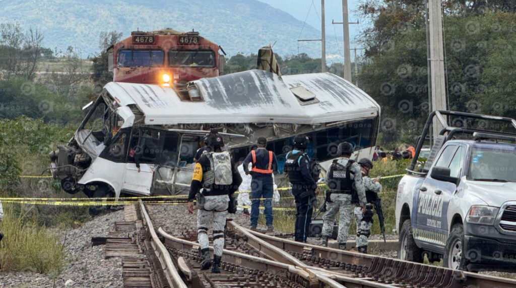 Tren impacta camión de pasajeros; hay 5 muertos y 15 heridos IMG 505E8F977185 1