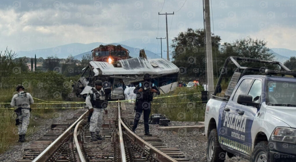 Tren impacta camión de pasajeros; hay 5 muertos y 15 heridos IMG 754B26FA063E 1