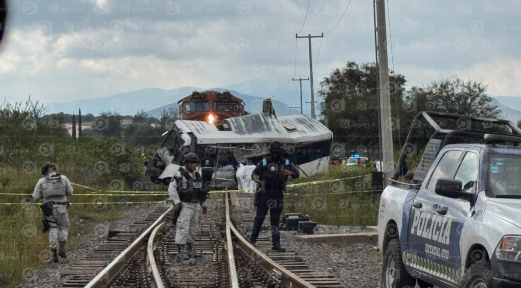 Tren impacta camión de pasajeros; hay 5 muertos y 15 heridos IMG 7D63EF743E1C 1