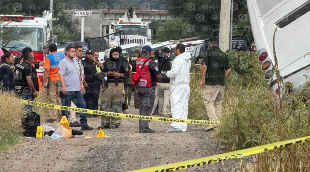 Tren impacta camión de pasajeros; hay 5 muertos y 15 heridos IMG 970FCE463A57 1