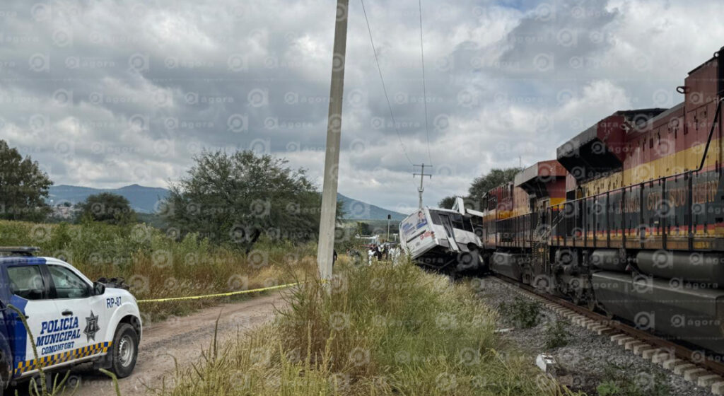 Tren impacta camión de pasajeros; hay 5 muertos y 15 heridos IMG A4C9E4BA51ED 1
