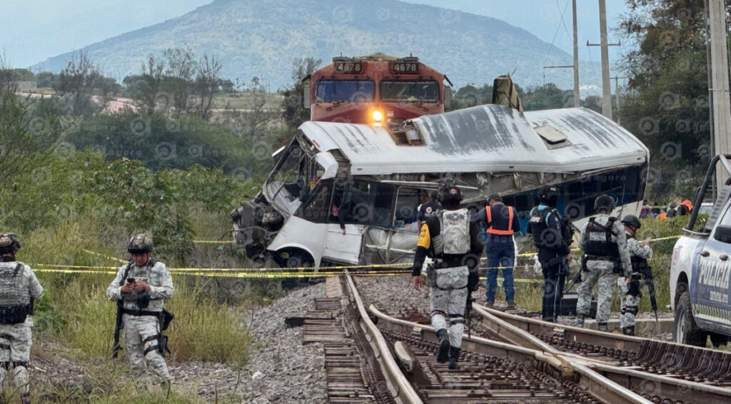 Tren impacta camión de pasajeros; hay 5 muertos y 15 heridos IMG C16827264A29 1