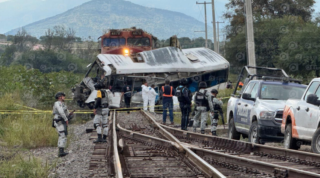 Tren impacta camión de pasajeros; hay 5 muertos y 15 heridos IMG D287B5361F2B 1