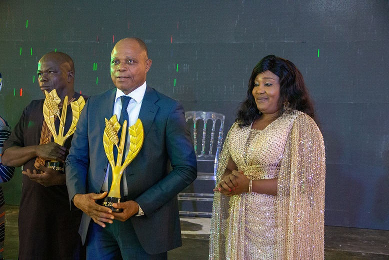 Dominique Gnimadi avec son trophée, remis par Yasmina Djibril, promotrice des TAPE
