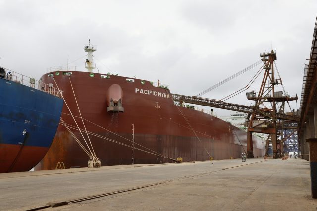 Maior navio graneleiro de soja do mundo está atracado no Paraná