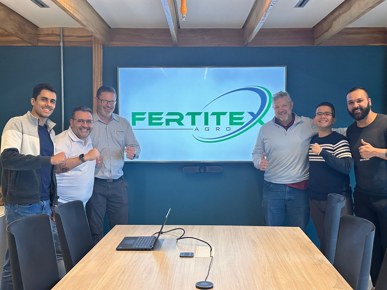 Da esquerda para a direita, o time da Fertitex: Caíque Oliveira - Especialista SAP, Marcos Spinelli – CIO, Eduardo Klygis - COO, Benton Kirk – CEO, Pedro Prudente - Arquiteto e Vinnicius Silva - Especialista SAP.