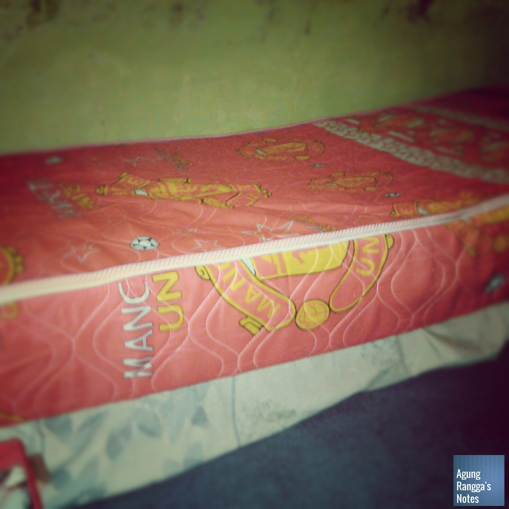 kasur lama (bawah) dan kasur baru (atas)