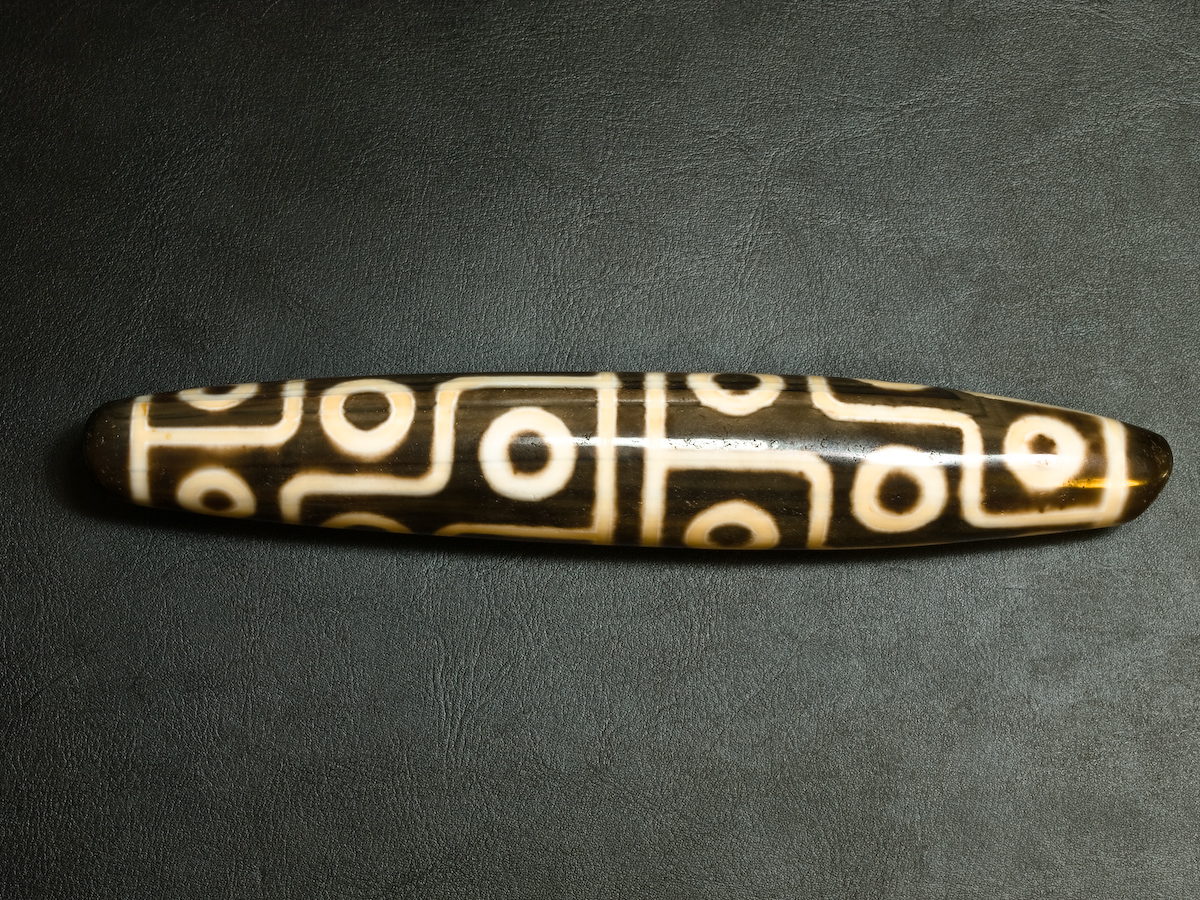 【超希少品】西藏天珠The Gzi Beads of Tibet 天珠の本 喜馬拉雅西藏天珠密宗火片三眼天珠轉運手串 【公式通販】