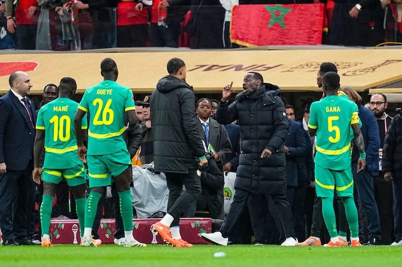 عادل رامي يهاجم عقوبات &ldquo;الكاف&rdquo; عقب نهائي إفريقيا: &ldquo;قرارات تفتقر للمنطق والعدالة&rdquo;