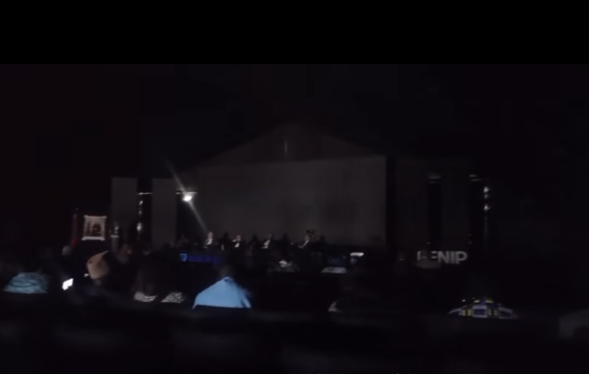 &ldquo;ظلام دامس&rdquo; وفضيحة بجلاجل.. انقطاع الكهرباء يُعري سوء تنظيم منتدى &ldquo;Seafood 4 Africa&rdquo; ويفضح &ldquo;أكذوبة&rdquo; التسويق الوهمي