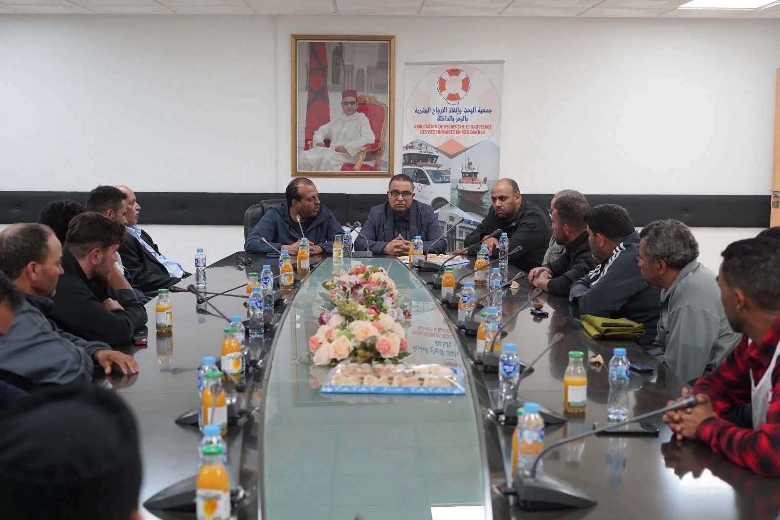 بعد فاجعة “دكار 2”.. جمعية إنقاذ الأرواح البشرية بالبحر بالداخلة تحتضن البحارة الناجين في لقاء تواصلي بعد فاجعة “دكار 2”.. جمعية إنقاذ الأرواح البشرية بالبحر بالداخلة تحتضن البحارة الناجين في لقاء تواصلي