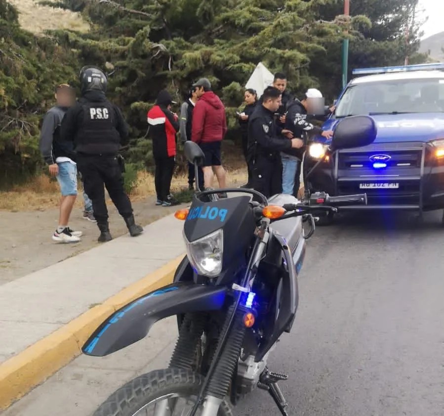 noticiaspuertosantacruz.com.ar - Imagen extraida de: https://ahoracalafate.com.ar//contenido/20879/en-controles-detectan-a-mas-personas-con-pedidos-de-detencion