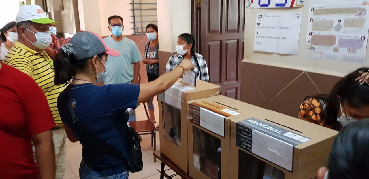 Nataly Herrera emite su voto y llama a la población de Yacuiba a asistir a las urnas