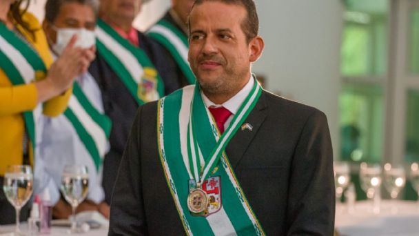Piden a Camacho pagar su deuda tributaria antes de hacer demagogia con la donación de su salario