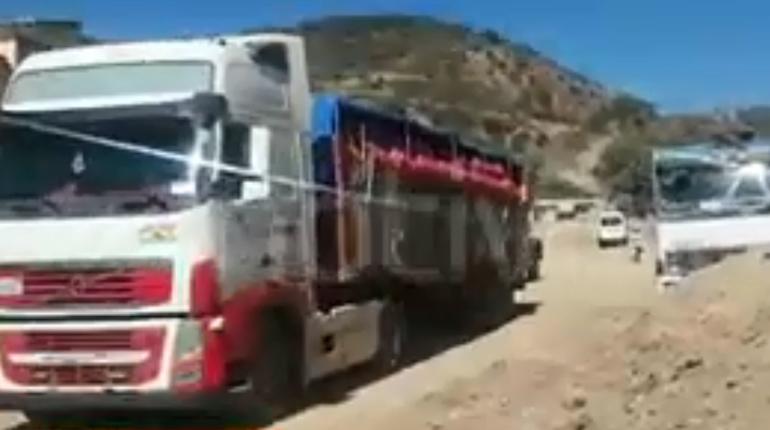 Productores bloquean carretera a occidente en Parotani