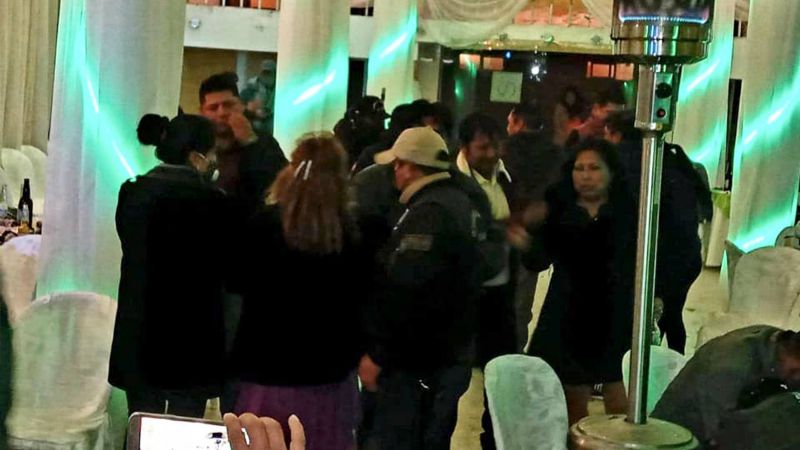 Intervienen fiesta en Uyuni en la que participaban autoridades, policías y periodistas